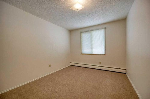 4323 75 Street Nw, Calgary, AB - Indoor Photo Showing Other Room