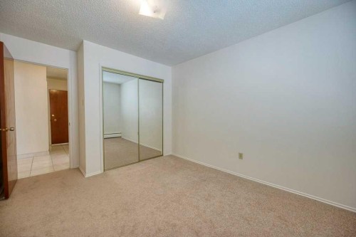 4323 75 Street Nw, Calgary, AB - Indoor Photo Showing Other Room