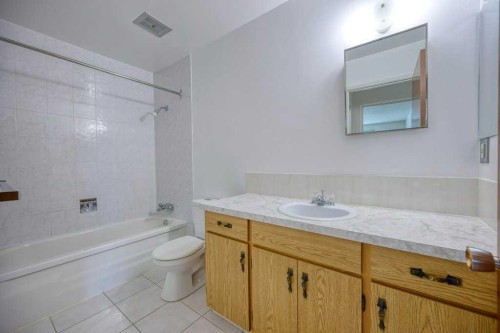 4323 75 Street Nw, Calgary, AB - Indoor Photo Showing Bathroom