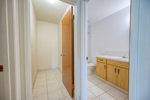 4323 75 Street Nw, Calgary, AB - Indoor Photo Showing Bathroom