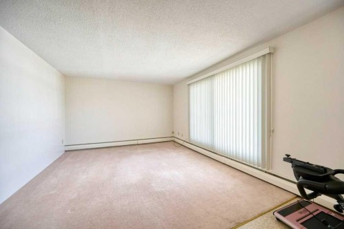 4323 75 Street Nw, Calgary, AB - Indoor Photo Showing Other Room