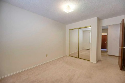 4323 75 Street Nw, Calgary, AB - Indoor Photo Showing Other Room