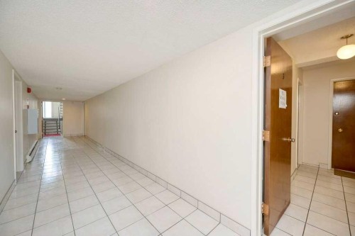 4323 75 Street Nw, Calgary, AB - Indoor Photo Showing Other Room