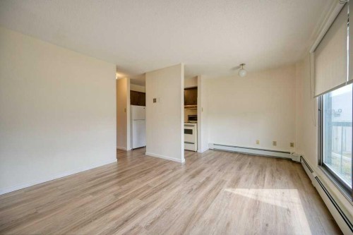4323 75 Street Nw, Calgary, AB - Indoor Photo Showing Other Room
