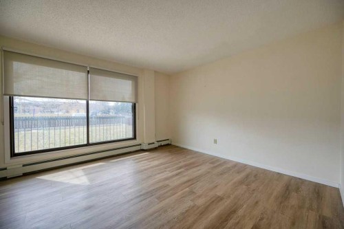 4323 75 Street Nw, Calgary, AB - Indoor Photo Showing Other Room