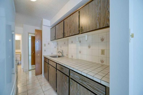 4323 75 Street Nw, Calgary, AB - Indoor Photo Showing Kitchen