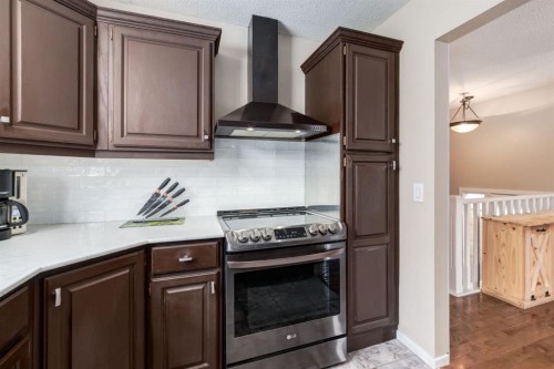 3 Woodglen Crescent Sw, Calgary, AB - Indoor Photo Showing Kitchen
