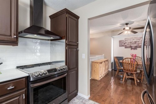 3 Woodglen Crescent Sw, Calgary, AB - Indoor Photo Showing Kitchen With Upgraded Kitchen