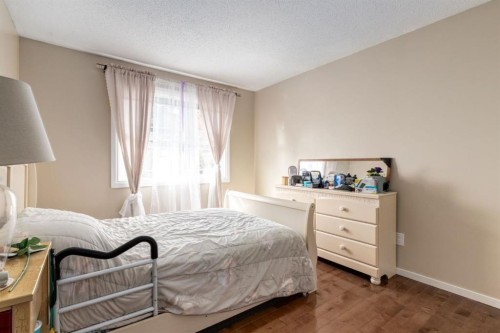 3 Woodglen Crescent Sw, Calgary, AB - Indoor Photo Showing Bedroom