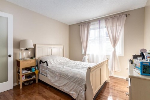 3 Woodglen Crescent Sw, Calgary, AB - Indoor Photo Showing Bedroom