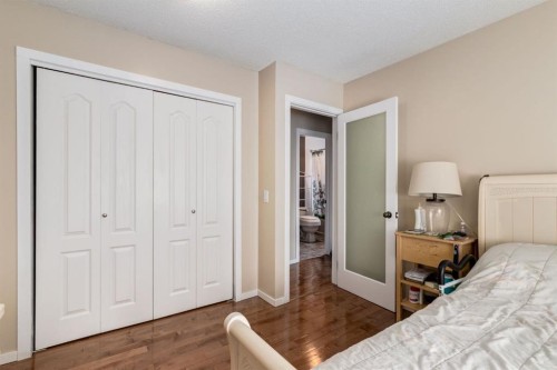 3 Woodglen Crescent Sw, Calgary, AB - Indoor Photo Showing Bedroom