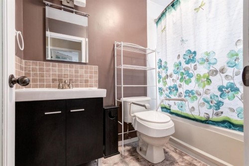 3 Woodglen Crescent Sw, Calgary, AB - Indoor Photo Showing Bathroom