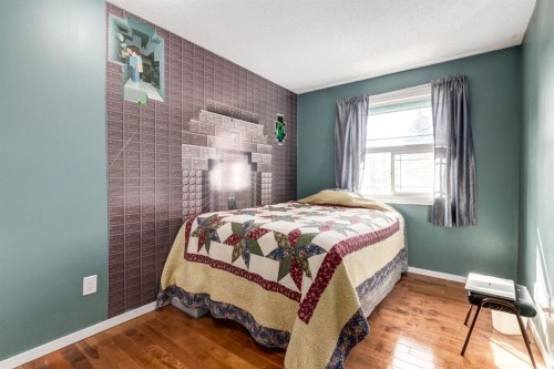 3 Woodglen Crescent Sw, Calgary, AB - Indoor Photo Showing Bedroom