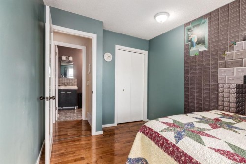 3 Woodglen Crescent Sw, Calgary, AB - Indoor Photo Showing Bedroom