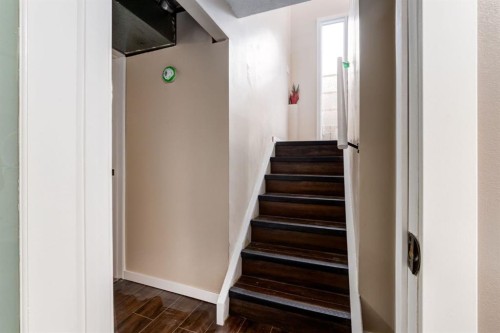 3 Woodglen Crescent Sw, Calgary, AB - Indoor Photo Showing Other Room