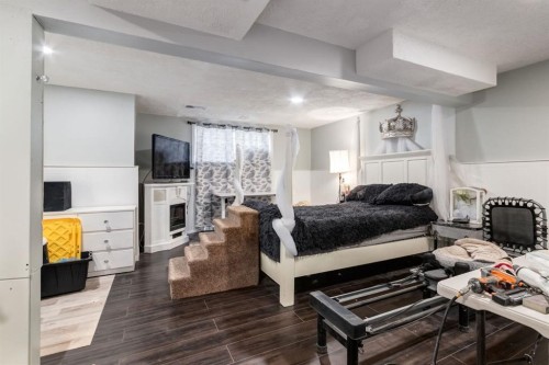 3 Woodglen Crescent Sw, Calgary, AB - Indoor Photo Showing Other Room