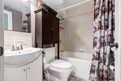 3 Woodglen Crescent Sw, Calgary, AB - Indoor Photo Showing Bathroom