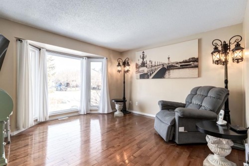 3 Woodglen Crescent Sw, Calgary, AB - Indoor Photo Showing Living Room