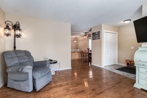 3 Woodglen Crescent Sw, Calgary, AB - Indoor Photo Showing Living Room