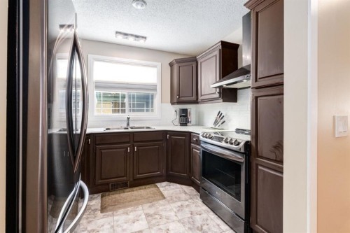 3 Woodglen Crescent Sw, Calgary, AB - Indoor Photo Showing Kitchen With Double Sink With Upgraded Kitchen