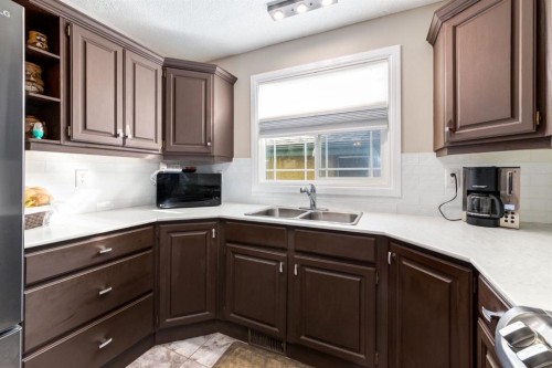 3 Woodglen Crescent Sw, Calgary, AB - Indoor Photo Showing Kitchen With Double Sink