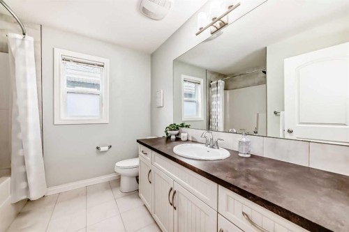 98 Mahogany Way Se, Calgary, AB - Indoor Photo Showing Bathroom