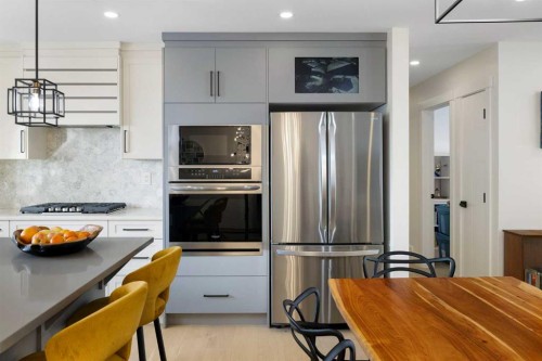 523 Athlone Road Se, Calgary, AB - Indoor Photo Showing Kitchen With Upgraded Kitchen