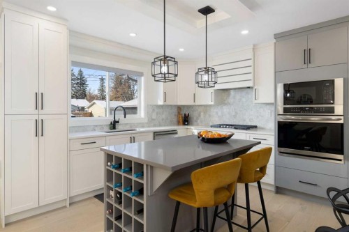 523 Athlone Road Se, Calgary, AB - Indoor Photo Showing Kitchen With Upgraded Kitchen