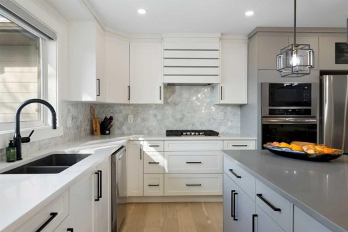 523 Athlone Road Se, Calgary, AB - Indoor Photo Showing Kitchen With Double Sink With Upgraded Kitchen