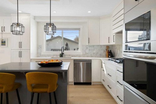 523 Athlone Road Se, Calgary, AB - Indoor Photo Showing Kitchen With Upgraded Kitchen