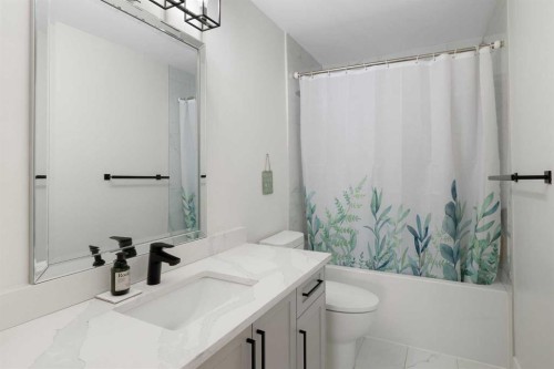 523 Athlone Road Se, Calgary, AB - Indoor Photo Showing Bathroom