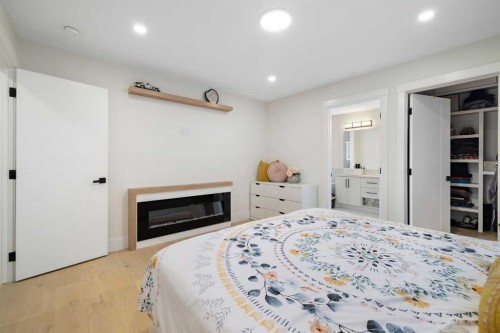 523 Athlone Road Se, Calgary, AB - Indoor Photo Showing Bedroom