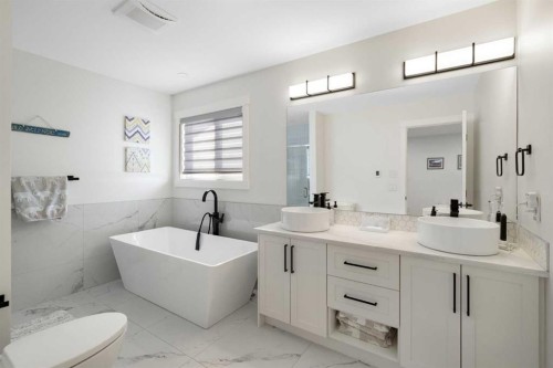 523 Athlone Road Se, Calgary, AB - Indoor Photo Showing Bathroom