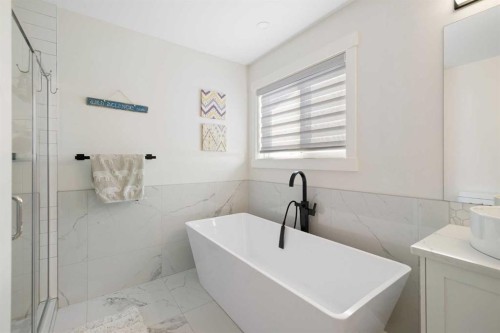 523 Athlone Road Se, Calgary, AB - Indoor Photo Showing Bathroom