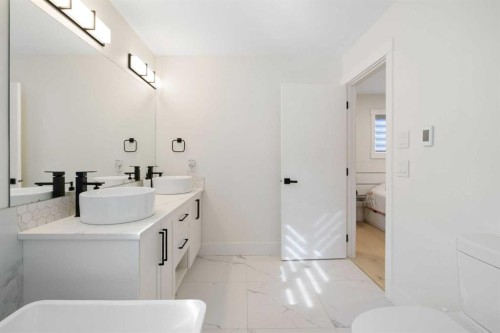 523 Athlone Road Se, Calgary, AB - Indoor Photo Showing Bathroom