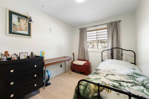 523 Athlone Road Se, Calgary, AB - Indoor Photo Showing Bedroom