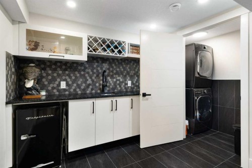 523 Athlone Road Se, Calgary, AB - Indoor Photo Showing Laundry Room