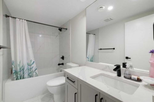 523 Athlone Road Se, Calgary, AB - Indoor Photo Showing Bathroom