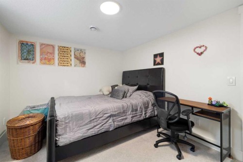 523 Athlone Road Se, Calgary, AB - Indoor Photo Showing Bedroom