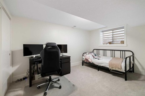 523 Athlone Road Se, Calgary, AB - Indoor Photo Showing Bedroom