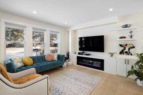 523 Athlone Road Se, Calgary, AB - Indoor Photo Showing Living Room