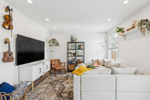 1414 Ranchlands Road Nw, Calgary, AB - Indoor Photo Showing Living Room