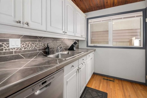 628 Seymour Avenue Sw, Calgary, AB - Indoor Photo Showing Kitchen With Double Sink