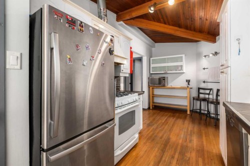 628 Seymour Avenue Sw, Calgary, AB - Indoor Photo Showing Kitchen