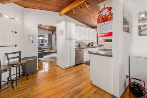 628 Seymour Avenue Sw, Calgary, AB - Indoor Photo Showing Kitchen