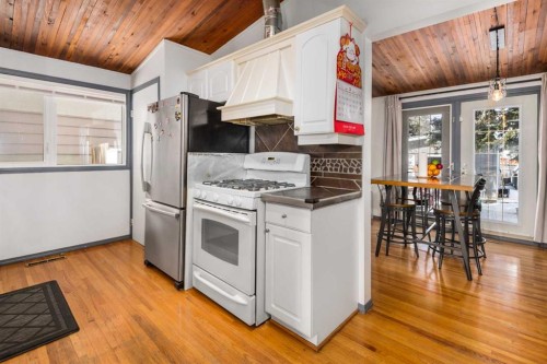 628 Seymour Avenue Sw, Calgary, AB - Indoor Photo Showing Kitchen