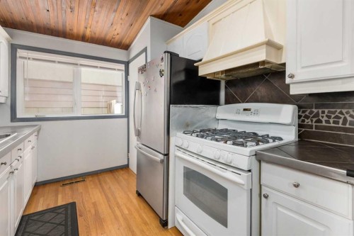 628 Seymour Avenue Sw, Calgary, AB - Indoor Photo Showing Kitchen