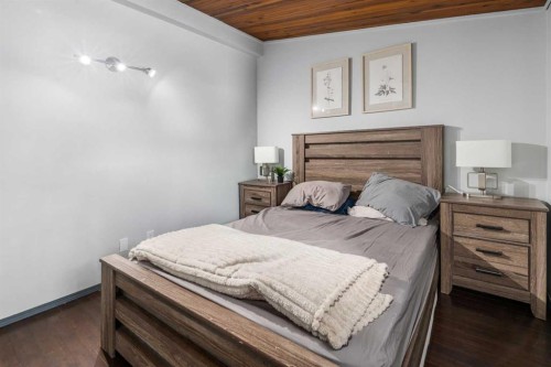 628 Seymour Avenue Sw, Calgary, AB - Indoor Photo Showing Bedroom