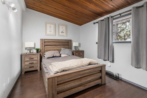 628 Seymour Avenue Sw, Calgary, AB - Indoor Photo Showing Bedroom