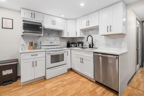 628 Seymour Avenue Sw, Calgary, AB - Indoor Photo Showing Kitchen